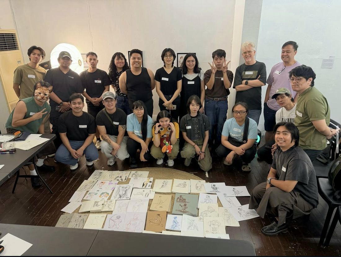 KSS sketchers gathered with their sketchbooks at the UKIT session with Pablo Galleries
